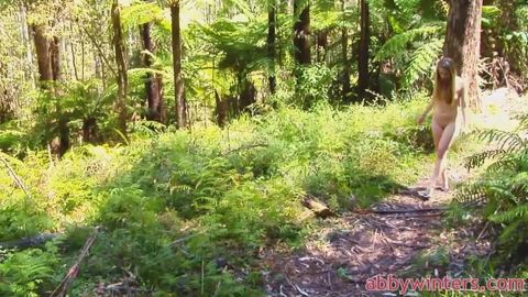 Fille Nue teen exhibe son magnifique corps