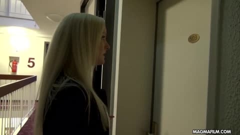 Teenagers Porn. Elle baise une énorme bite