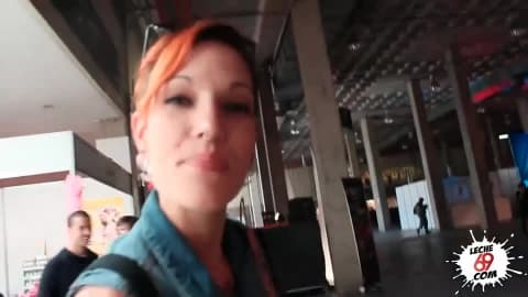 Femme Qui Baise en public à une convention