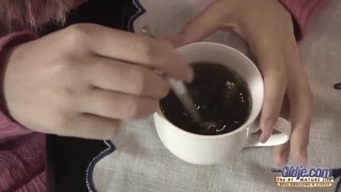 Aleska Diamond et le vieux expérimenté