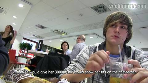 Un mec suce en public pour de l&rsquo;argent