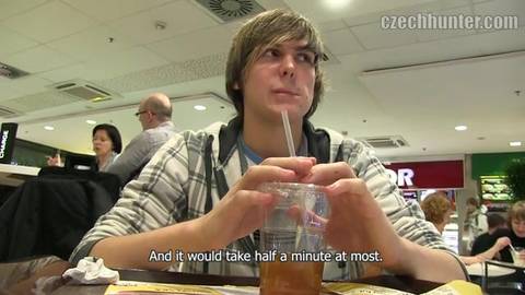 Un mec suce en public pour de l&rsquo;argent