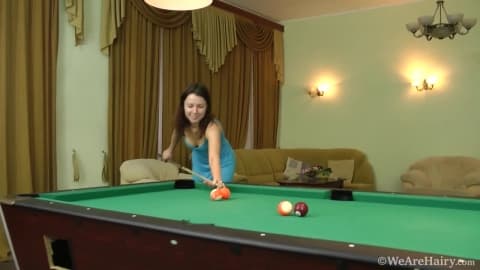 Elle masturbe sa Beeg chatte sur le billard