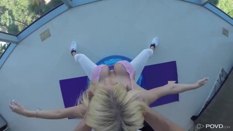 Latina prise en levrette après avoir sucé