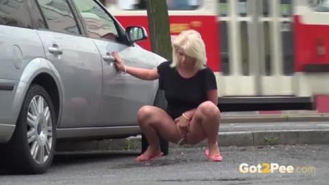 Compilation de pisseuses en extérieur