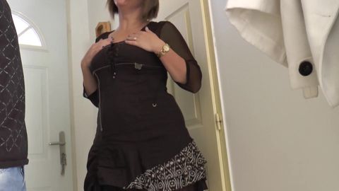 Elle est une Porno Milf désireuse de baiser