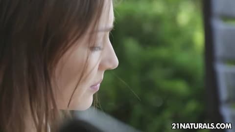 Le gars baise la Teen X Nata Macy dehors