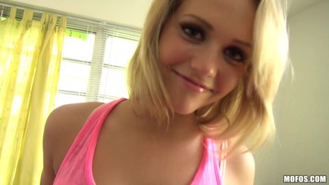 Mia se met en lingerie dans la voiture