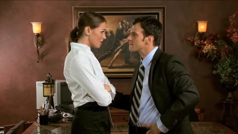 Elle met un doigt dans le cul pendant la baise