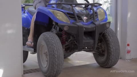 Une blonde se fait baiser