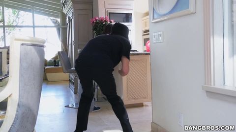 Lana Rhoades splendide baise un voleur à la cuisine