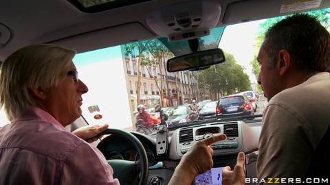 Nikita Bellucci visite Paris