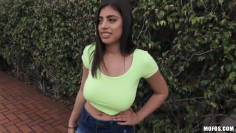 Ella Knox fait un titjob dans la rue