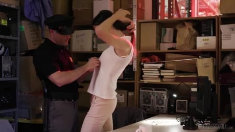 Brune trans va bien se la prendre par le sécurité