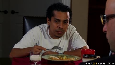 Milf Lezley Zen chevauche une bite raide sur le canapé