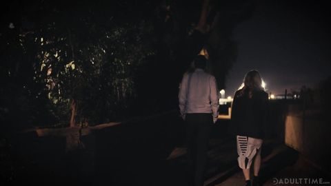 La MILF Nina Hartley baise un mec nerd