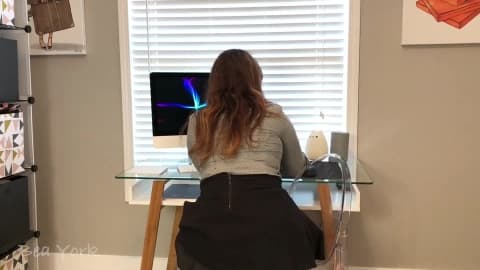 Une latina aux gros cul se masturbe