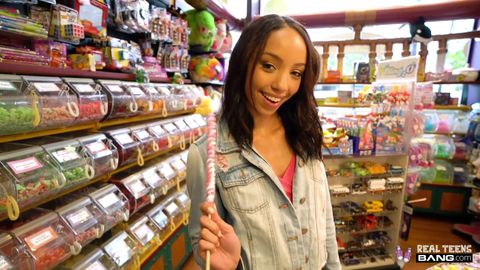 Alexis Tae lèche une lolipop puis reçoit une creampie