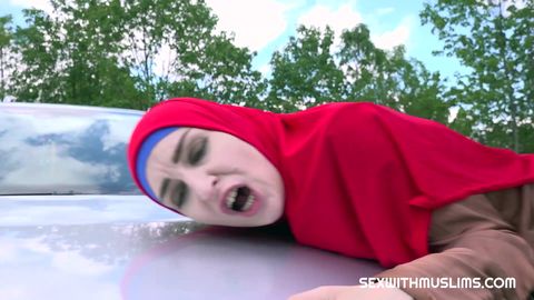 Beurette Video Sexe contre une voiture