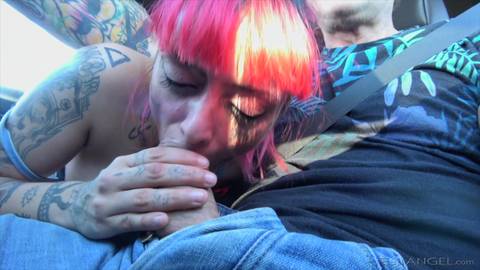 Emo tatouée suce une grosse queue en voiture