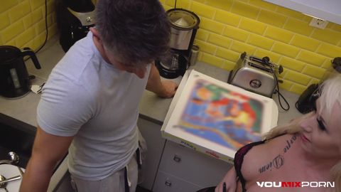 Titjob et doggystyle pour cette blonde tatouée