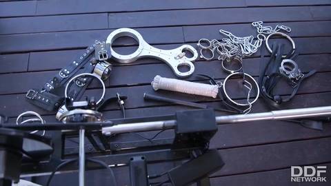 La blonde prend la Bite Dans Le Cul après la gode machine