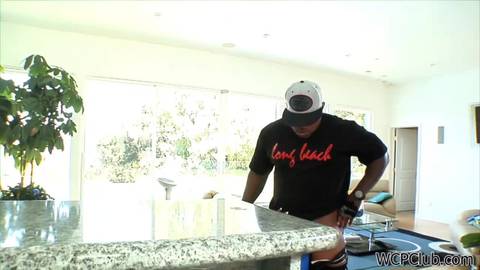 Une TTBM pour une Black aux gros seins dans Beeg