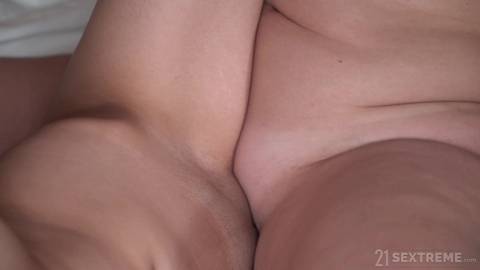 Elle lèche la BBW lesbienne sur Xhamster