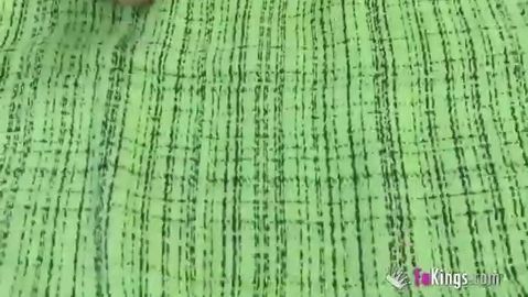 Jeune Fille Nue s&rsquo;amuse pendant la baise