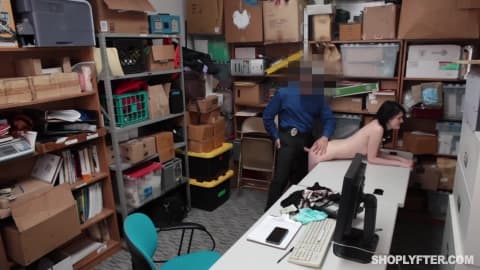 Patron a amené petite fille nu à l&rsquo;arrière