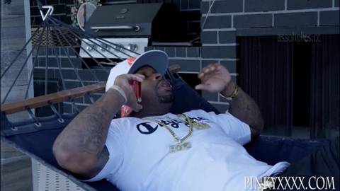 Belle blackette dompte le beau black à merveille