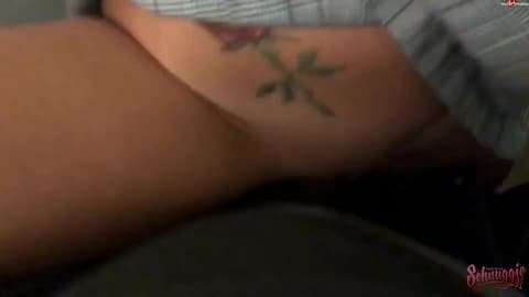 Exhibe et fellation dans le train mène à la pine