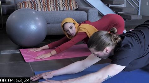 Anissa Kate voilée se fait démonter dans une session de yoga !