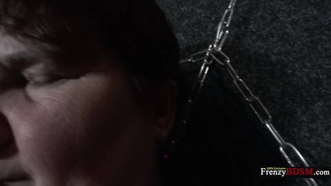 Vieille Cochonne attachée adepte du BDSM