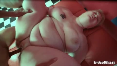 Un jeune défonce le cul énorme de cette blonde BBW