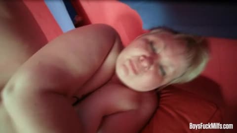 Un jeune défonce le cul énorme de cette blonde BBW