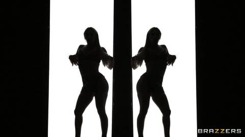 Baise interraciale huilée en cowgirl