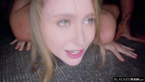 Laney Grey dans une scène interraciale