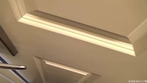 Leya Falcon bouffe la BBC d’un black cagoulé