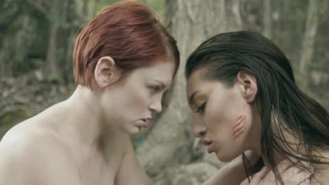 Lesbienne baise très chaudes dans les bois