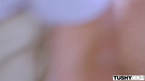 Emma Hix va montré son dildo rose à cette vieux homme