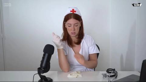 Une infirmière excitée fait un Downblouse