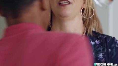 Femme nue mure baise un énorme bbc