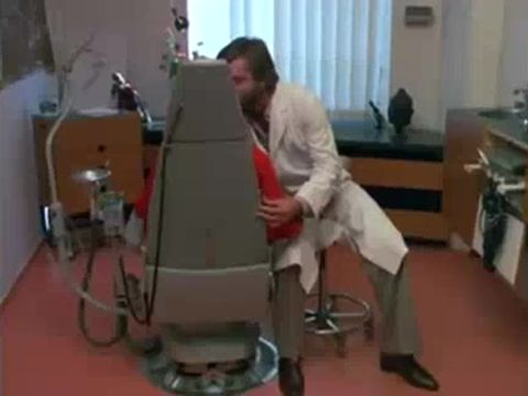 Brigitte Lahaie se fait examiner par le docteur dans cette scène vintage