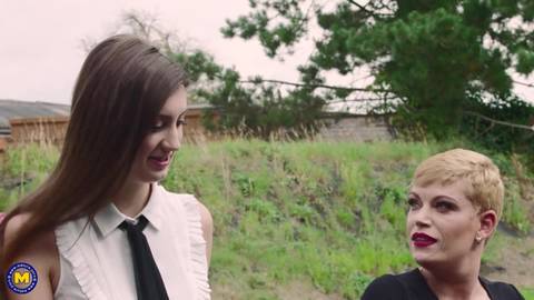 Lina Luxa rejoint un trio qui baise dans le jardin