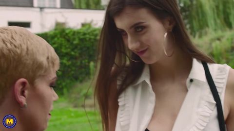 Lina Luxa rejoint un trio qui baise dans le jardin