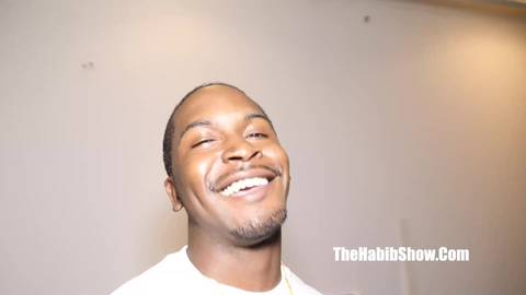 Serenity Taylor offre son premier plan à trois avec deux BBC