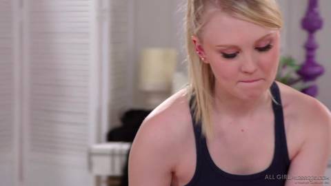 La masseuse Lily Rader masse Samantha Hayes avec enthousiasme