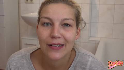 Amatrice pisse dans la bouche de son mec