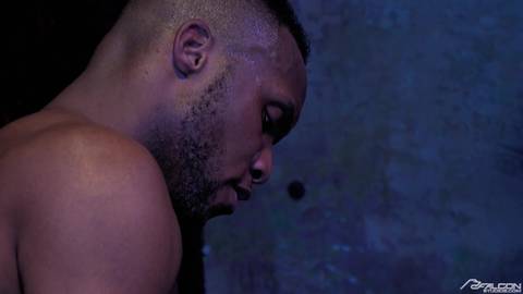 Johnny V dans un jeu porno gay gratuit avec bbc